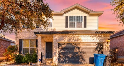 Charming family friendly home with Gameroom, enclosed backyard & 20 miles from San Antonio