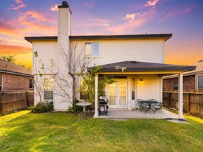 Outdoor dining - Charming family friendly home with Gameroom, enclosed backyard & 20 miles from San Antonio (San Antonio)