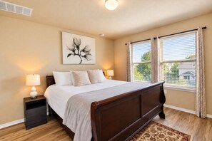 Room - Spacious home with private yard, patio, grill, AC, & private W/D (San Antonio)