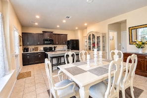 Dining - Spacious home with private yard, patio, grill, AC, & private W/D (San Antonio)