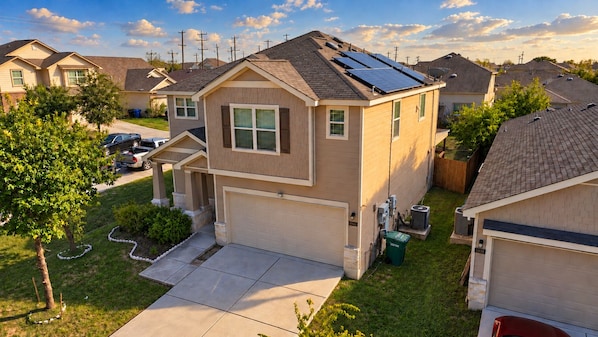 Exterior - Spacious home with private yard, patio, grill, AC, & private W/D (San Antonio)