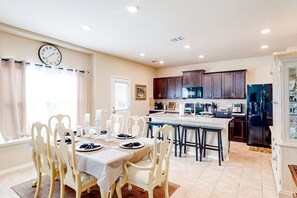 Dining - Spacious home with private yard, patio, grill, AC, & private W/D (San Antonio)