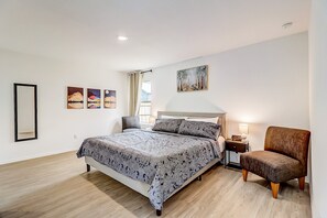 4 bedrooms, free WiFi, bed sheets - Lackland BMT Graduation stay with streaming & backyard (San Antonio)