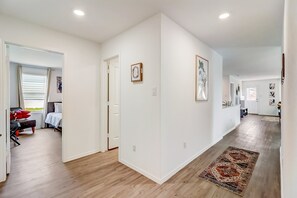 4 bedrooms, free WiFi, bed sheets - Lackland BMT Graduation stay with streaming & backyard (San Antonio)