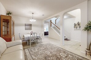 Interior - 2-story house with back patio, grill, streaming, washer/dryer, & 2 living areas (San Antonio)