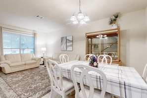 Interior - 2-story house with back patio, grill, streaming, washer/dryer, & 2 living areas (San Antonio)