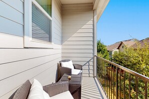 Property grounds - Modern townhome with enclosed yard, private balcony, & W/D - near local park (San Antonio)