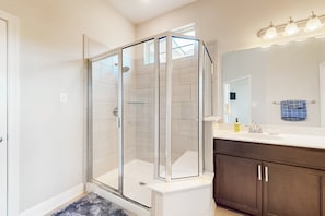 Shower, towels - Modern townhome with enclosed yard, private balcony, & W/D - near local park (San Antonio)