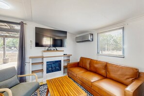 TV, table football, ping pong - Modern Hill Country Tiny house with kitchen, WIFI, private patio and hot tub (Wimberley)