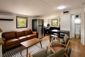 TV, table football, ping pong - Modern Hill Country Tiny house with kitchen, WIFI, private patio and hot tub (Wimberley)