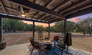 Terrace/patio - Modern Hill Country Tiny house with kitchen, WIFI, private patio and hot tub (Wimberley)