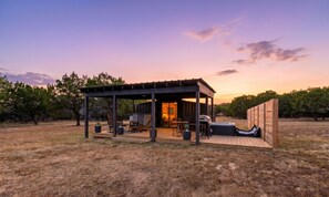 Terrace/patio - Modern Hill Country Tiny house with kitchen, WIFI, private patio and hot tub (Wimberley)