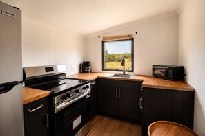 Coffee/tea maker, fridge, microwave, oven - Modern Hill Country Tiny house with kitchen, WIFI, private patio and hot tub (Wimberley)