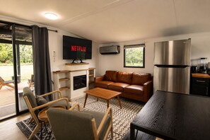 TV, table football, ping pong - Modern Hill Country Tiny house with kitchen, WIFI, private patio and hot tub (Wimberley)