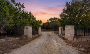 Property grounds - Modern Hill Country Tiny house with kitchen, WIFI, private patio and hot tub (Wimberley)