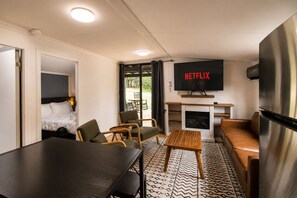 2 bedrooms, free WiFi, bed sheets - Modern Hill Country Tiny house with kitchen, WIFI, private patio and hot tub (Wimberley)