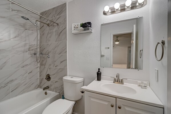 Ein Badezimmer mit Badewanne, Toilette und Waschbecken.