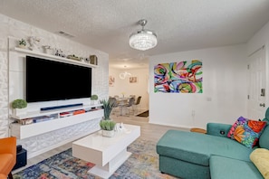 TV - Picture Your Stay | Beautifully renovated home (San Antonio)