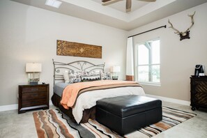Free WiFi, bed sheets - Walk to Remi's Ridge & Hayes Hollow Century Oak Casita - Near Canyon Lake (Spring Branch)