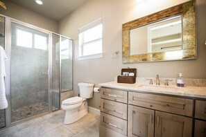 Shower, towels - Walk to Remi's Ridge & Hayes Hollow Century Oak Casita - Near Canyon Lake (Spring Branch)