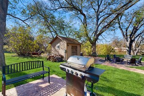 Outdoor dining - Stunning Rivrefront 3BR with Hot tub, water view! (Seguin)