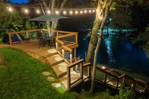 Terrace/patio - Stunning Rivrefront 3BR with Hot tub, water view! (Seguin)