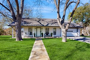 Exterior - Stunning Rivrefront 3BR with Hot tub, water view! (Seguin)