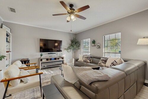 Stunning Rivrefront 3BR with Hot tub, water view!