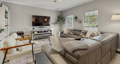 Stunning Rivrefront 3BR with Hot tub, water view!