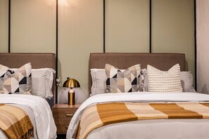 7 bedrooms, desk, iron/ironing board, WiFi - Group-Friendly Terrace Delight near WTC & Shops (Mexico City)