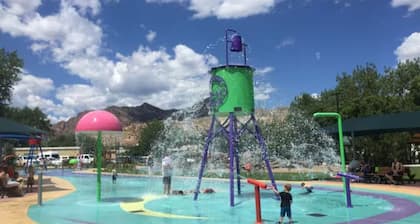 Park-Front Cottage, Walk to River, Train & Downtown - Dreamweaver Cottage