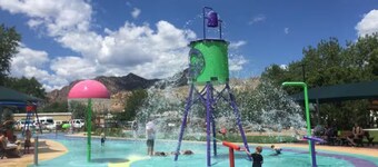 Park-Front Cottage, Walk to River, Train & Downtown - Dreamweaver Cottage