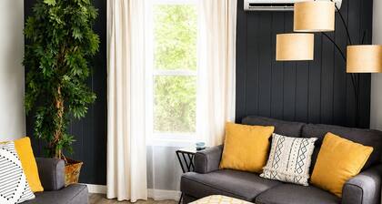 Park-Front Cottage, Walk to River, Train & Downtown - Dreamweaver Cottage