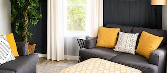 Park-Front Cottage, Walk to River, Train & Downtown - Dreamweaver Cottage