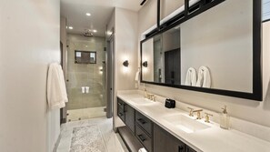 Shower, eco-friendly toiletries, hair dryer, towels - The Whitefish Luxe Lodge (Whitefish)