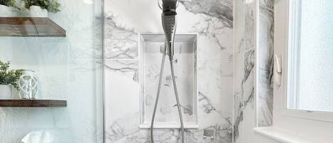 Dusche, Haartrockner, Handtücher, Seife