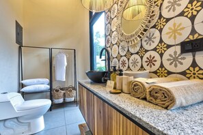 淋浴设施、毛巾、肥皂、卫生纸