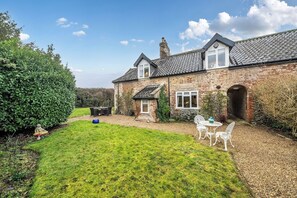 Outdoor dining - Old Rectory Cottage, Tostock (Tostock)