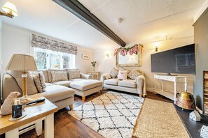 TV, fireplace - Old Rectory Cottage, Tostock (Tostock)