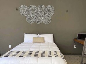 1 bedroom, iron/ironing board, WiFi, bed sheets - Cozy Downtown Cancun Suite | WiFi, A/C & Smart TV (Cancún)