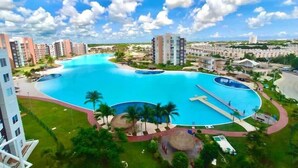 Ein Resort mit einem großen zentralen Pool, mehreren kleineren Pools und dichter umliegender Bepflanzung.