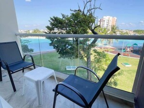 Property grounds - 2BR Condo - Dream Lagoons Cancun - Pools (Cancún)