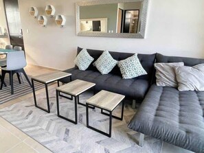 TV, offices - 2BR Condo - Dream Lagoons Cancun - Pools (Cancún)