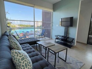 TV, offices - 2BR Condo - Dream Lagoons Cancun - Pools (Cancún)