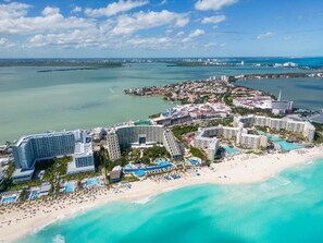 Beach - Colorful Classic Beachfront + Oceanview Apartment (Cancún)
