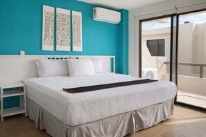 3 bedrooms, WiFi, bed sheets - Colorful Classic Beachfront + Oceanview Apartment (Cancún)