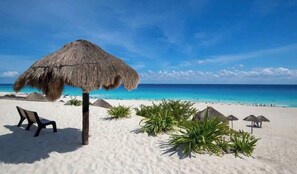 Beach - Colorful Classic Beachfront + Oceanview Apartment (Cancún)