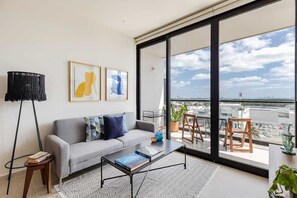 TV, offices - Cancun 1BR | Lagoon View | Rooftop Pool & Gym (Cancún)