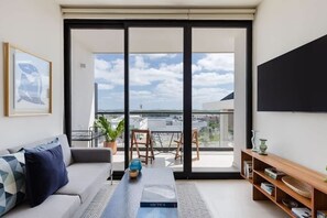 TV, offices - Cancun 1BR | Lagoon View | Rooftop Pool & Gym (Cancún)
