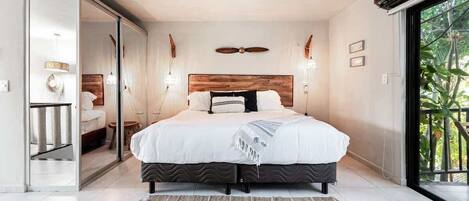 Tabla de planchar con plancha, wifi y ropa de cama